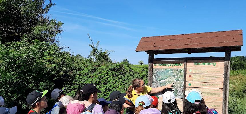 Kinder betrachten Infotafel
