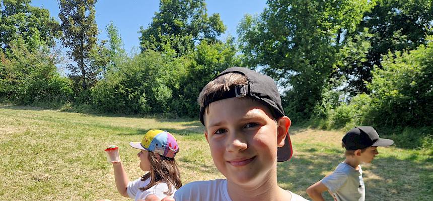 Kind mit Becherlupe