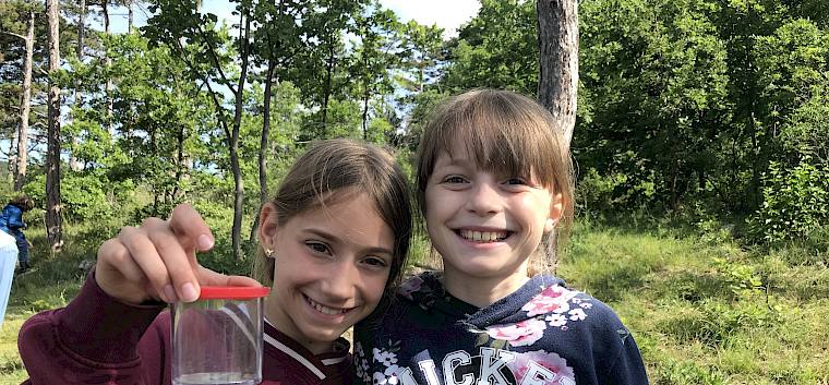 Der krönende Abschluss der Trockenrasenführung, die Becherlupensuche, war ein voller Erfolg! © LPV/N. Lintner Kinder mit Becherlupe