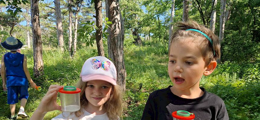 Kinder mit Becherlupe