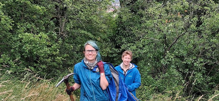Menschen in der Wiese