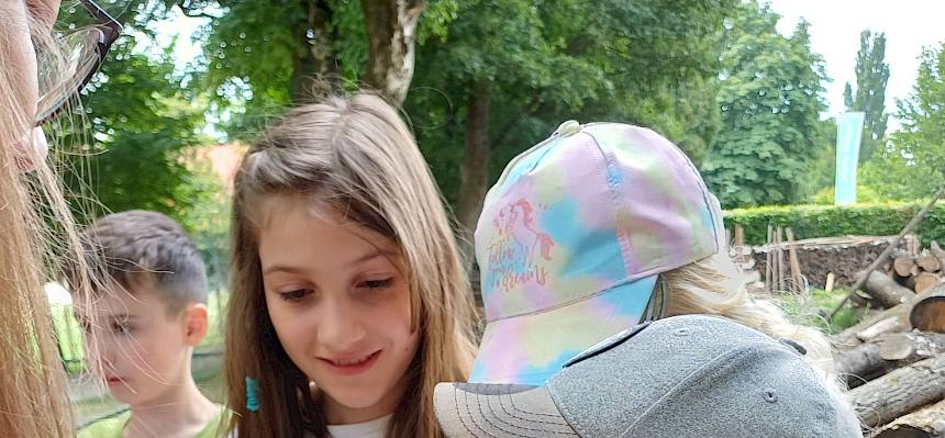 Kinder berühren Erdkröte