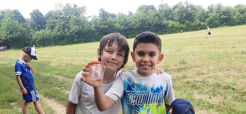Kinder mit Becherlupe