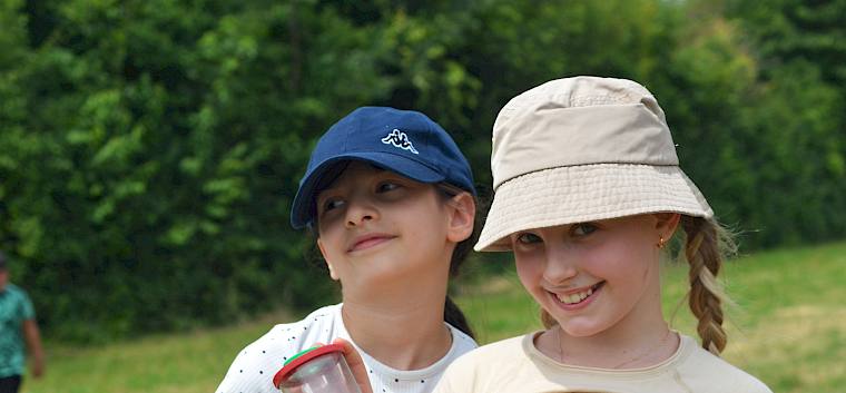 Die Insektensuche mit der Becherlupe machte besonders viel Spaß. © LPV/F. Litzelmann Kinder mit Becherlupe