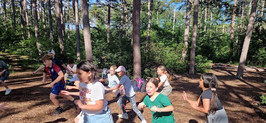 Kinder beim Laufspiel