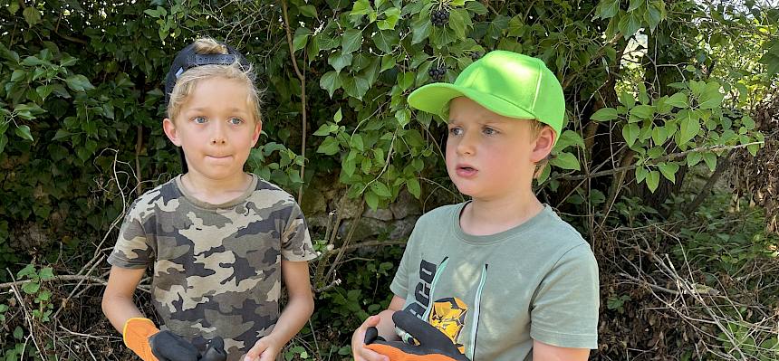 Kinder mit Arbeitshandschuhen