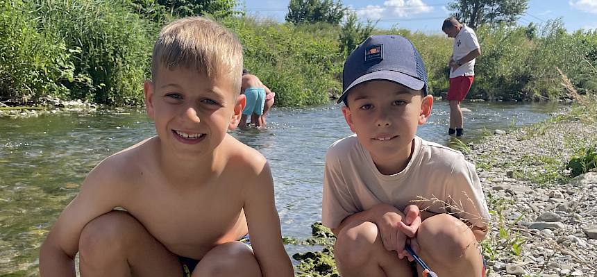 Kinder mit Wannen und Kescher