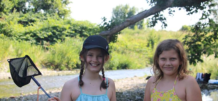 Ausgerüstet mit Wannen und Keschern machten sich die Kinder auf die Suche nach Gewässertieren. © LPV/F. Hohn Kinder mit Kescher und Wannen