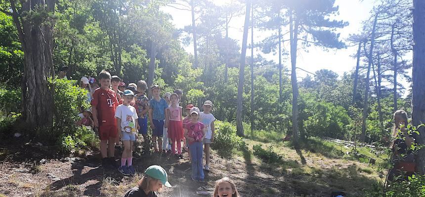 Kinder spielen ein lustiges Laufspiel