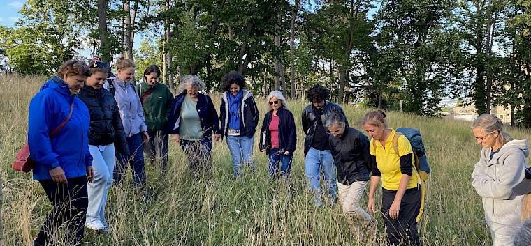 Heute trafen sich 22 naturinteressierte Besucher:innen zu einer spannenden Führung durch den Begrischpark. © FdPH/P. Wachter Führungsteilnehmer:innen im Begrischpark