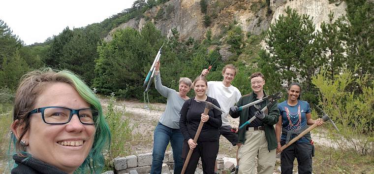 Die sechs freiwilligen Helfer:innen bei der Wiesenpflege im Harzberg-Steinbruch in Bad Vöslau. © LPV/J. Fischer Gruppenfoto