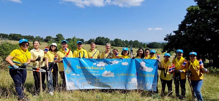 Freiwilligenaktion der Königlich Thailändischen Botschaft anlässlich des Geburtstags Seiner Majestät König Maha Vajiralongkorn auf der Perchtoldsdorfer Heide. © Royal Thai Embassy Vienna Gruppenfoto Royal Thai Embassy