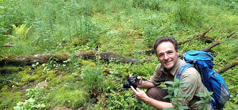 Unser Experte für das Löffelkraut (Cochlearia sp.), Alex Mrkvicka, holte sich in Polen wertvolle Inputs für unser Wiederansiedlungsprojekt des Dickwurzel-Löffelkrautes im Wiener Becken. © LPV/I. Drozdowski Mann mit Fotoapparat in der Natur