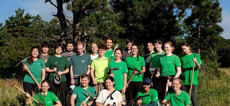 Die Teilnehmer:innen der Umweltbaustelle "Vielfalt am Alpen-Ostrand" 2025 © LPV/J. FFischer Gruppenfoto