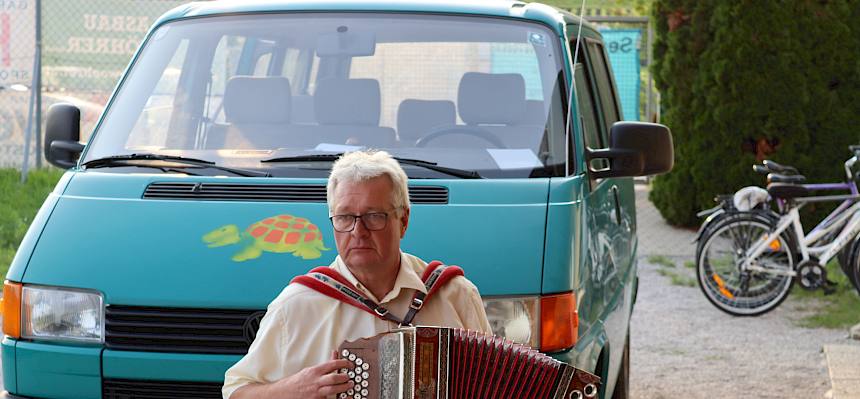 Mann mit Ziehharmonika