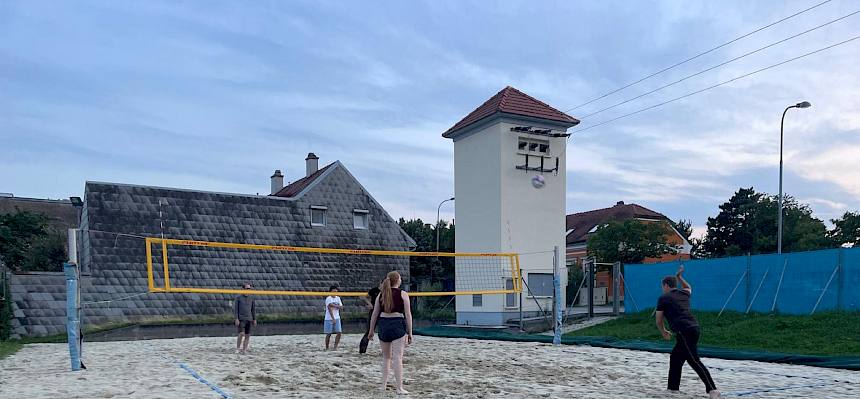 Menschen beim Beachvolleyball spielen