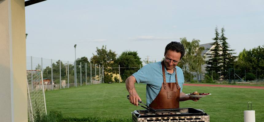 Mann beim Grillen