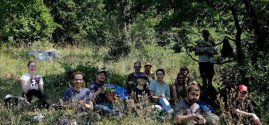 Menschen sitzen in der Wiese