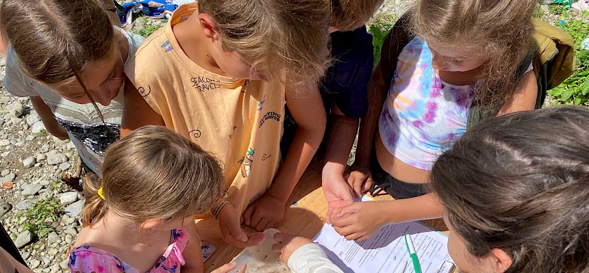 Kinder besprechen gefundene Tiere