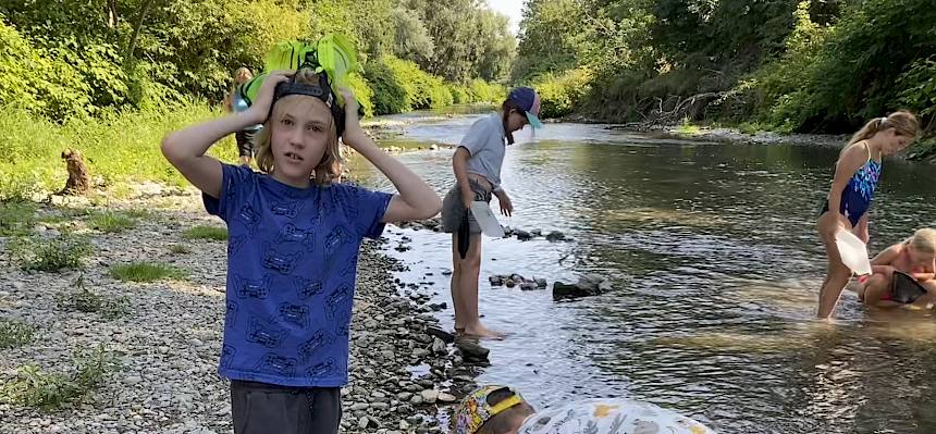 Kinder keschern in Schwechat nach Tieren