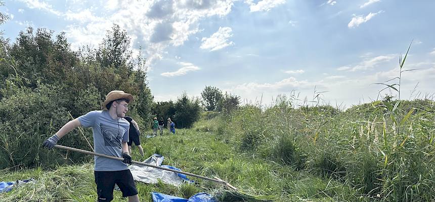 Mann mit Rechen und Plane