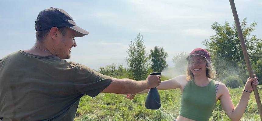 Mann sprüht Frau mit Wasser an