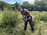 Manche Gehölze wurden mit dem Krampen samt Wurzeln von der Fläche entfernt. © LPV/A. Pieper Frau mit Krampen