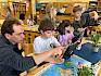 Besonders schön war es, bei verschiedensten Bildungsaktivitäten mit Kinder zu arbeiten. Hier beim "iNaturalist-Workshop" in der VS Enzesfeld-Lindabrunn. © LPV/E. Weisz-Emesz Mann mit Kindern und Tablet im Klassenzimmer
