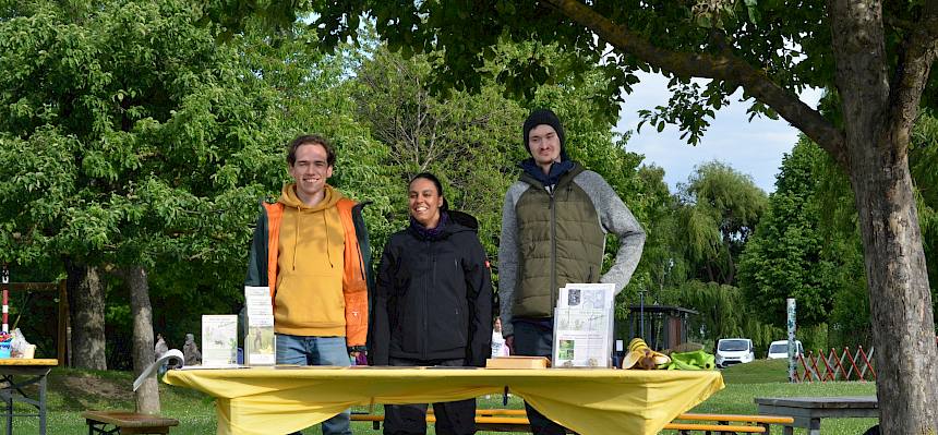 Menschen beim Infostand