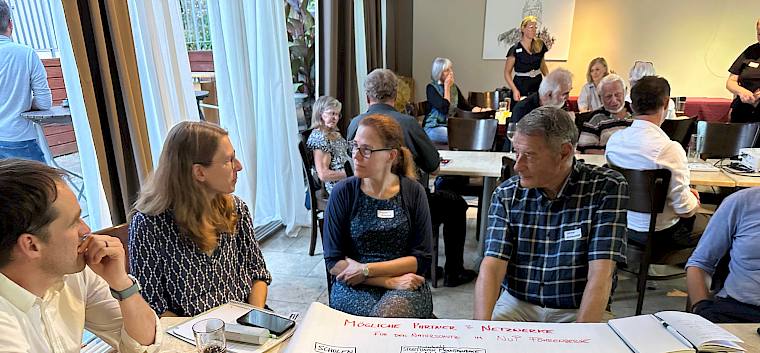 In Arbeitsgruppen wurden wichtige Themen zur Säule Naturschutz diskutiert. © LPV/E. Weisz-Emesz Menschen rund um Tisch