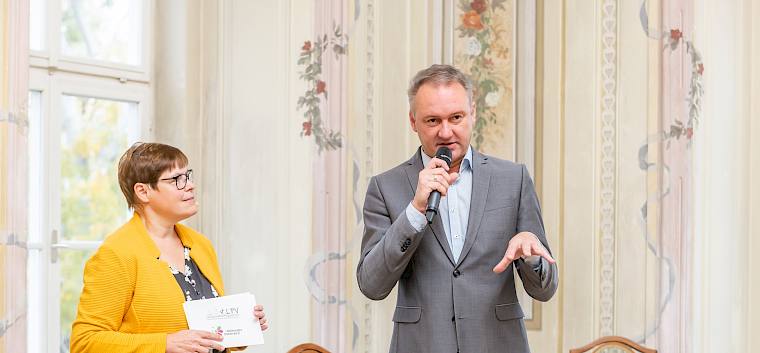 Christoph Prinz engagierte sich mit viel Herz für die Sache. © Blühendes Österreich/C. Dusek Mann mit Mikro und Frau