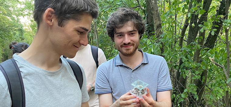 Die spannende Führung in den Perchtoldsdorfer Wald wurde mit Präparaten und Folien ergänzt. © LPV/A. Peters Führungsteilnehmer mit Präparaten und Folie