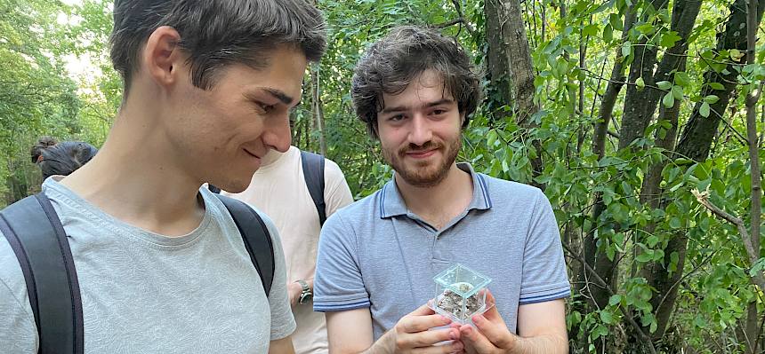 Führungsteilnehmer mit Präparaten und Folie