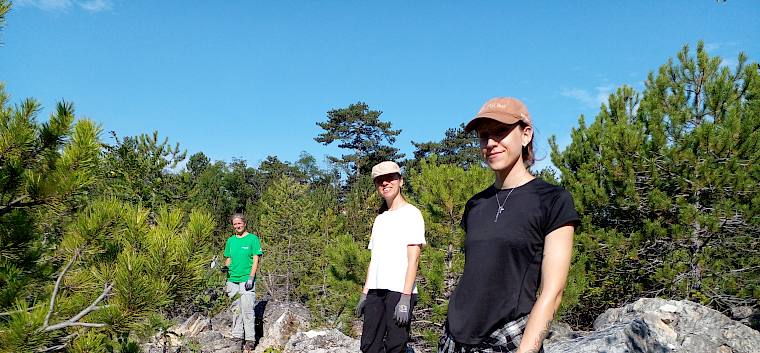 Heute waren acht Freiwillige, darunter mehrere Praktikant:innen des Landschaftspflegevereins, im Naturschutzgebiet Teufelstein-Fischerwiesen im Einsatz. © LPV/N. Elek Freiwillige Helfer:innen