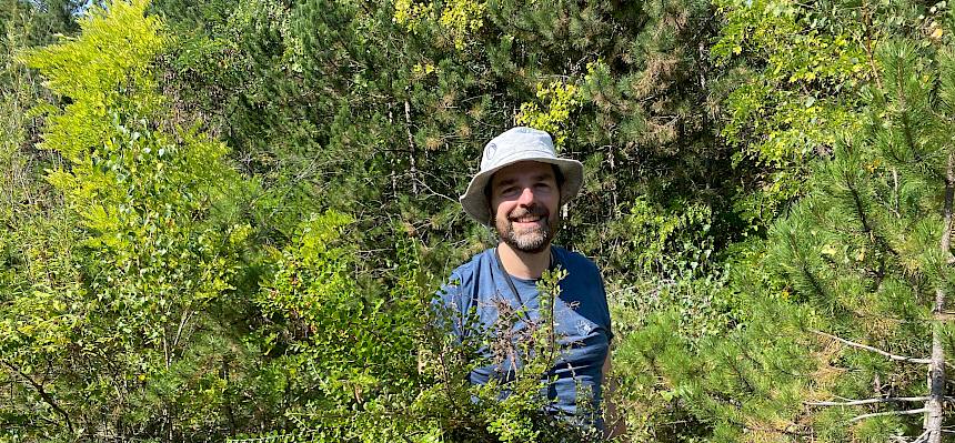 Biologe mit Robinientrieben