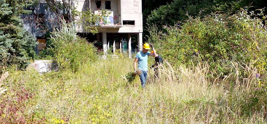 Bei der Arbeit, Zementfabrik im Hintergrund