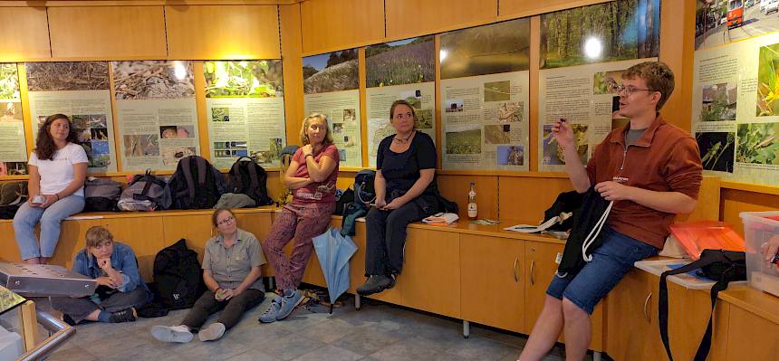 Personen hören gespannt zu