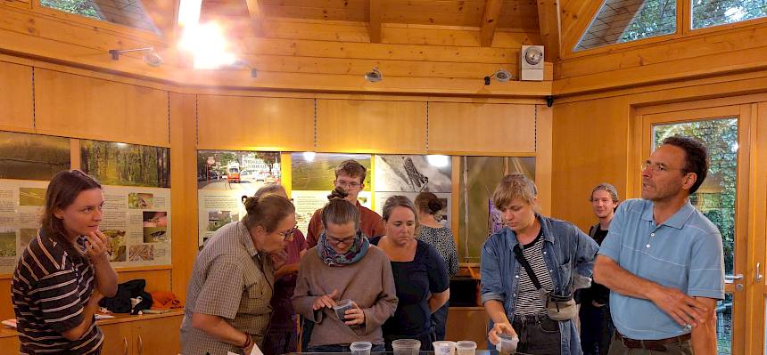 Personen erfühlen und riechen verschiedene Bodenproben