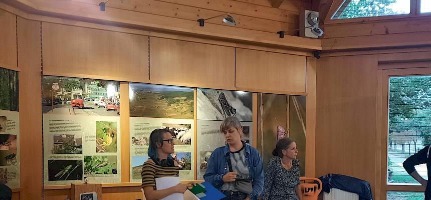 Person erzählt Fakten zum Thema Boden