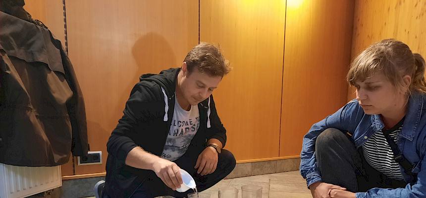 Person führt einen Versuch aus