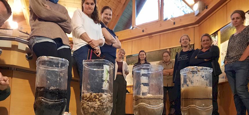 Versuch: Wie durchlässig sind unterschiedliche Bodentypen?