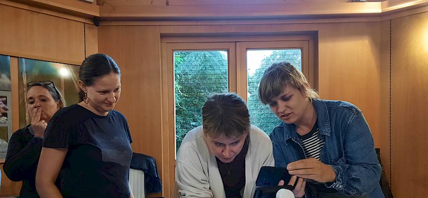 Personen probieren ein Binokular aus