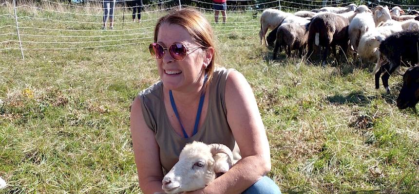 Schäferin hält Schaf