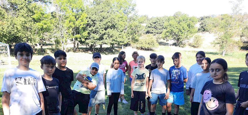 Kinder lernen über die Naturpark-Säule Schutz