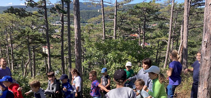 Kinder spielen ein Laufspiel