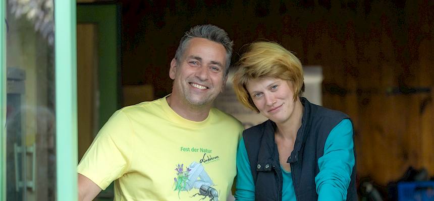 Mitglieder des Vereins Symposium Lindabrunn an der Ausschank