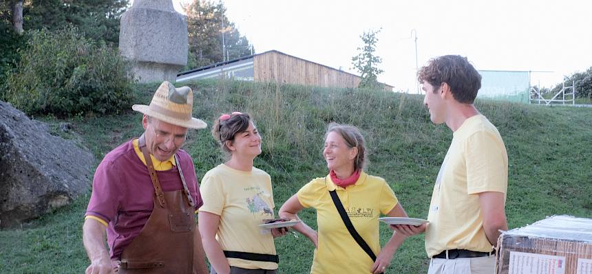 Menschen beim Grillen