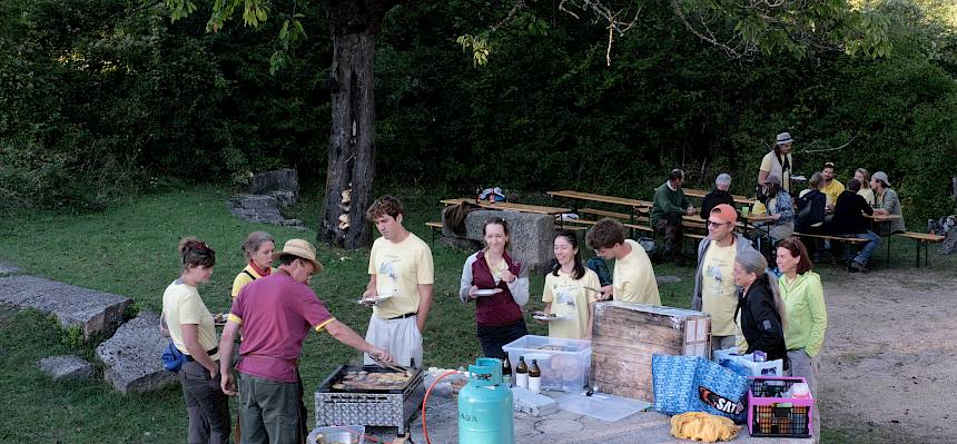 Menschen beim Grillen