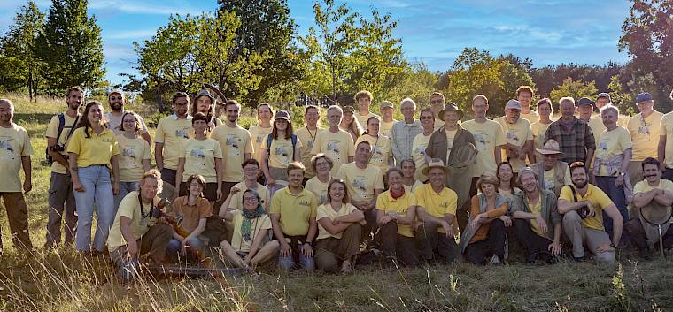 Im Rahmen der Nature Challenge wurde das Symposion Lindabrunn von zahlreichen Expert:innen aus den Bereichen Botanik, Zoologie und Mykologie erforscht. (Gruppenfoto Samstag Nachmittag) © Manfred Digruber Gruppenfoto