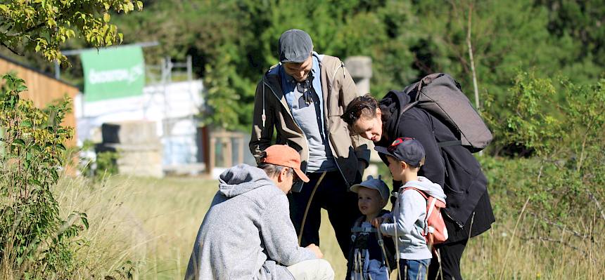 Familie spricht interessiert mit Expertem
